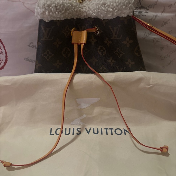 Louie Vuitton purse - Picture 1 of 7